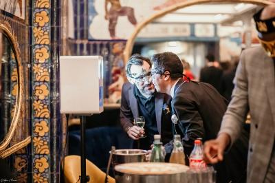 Miniature Location salle Paris 2 (Paris) - Aux Belles Poules #11 Miroirs ronds dorés reflétant des carreaux colorés ornés de motifs et illustrations dans un décor vibrant.