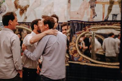 Miniature Location salle Paris 2 (Paris) - Aux Belles Poules #13 Miroirs ronds dorés reflétant des carreaux colorés ornés de motifs et illustrations dans un décor vibrant.