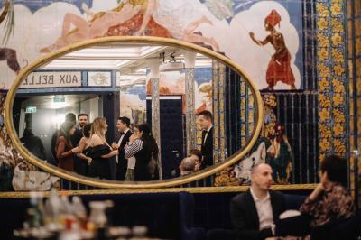 Miniature Location salle Paris 2 (Paris) - Aux Belles Poules #14 Miroirs ronds dorés reflétant des carreaux colorés ornés de motifs et illustrations dans un décor vibrant.