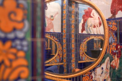 Miniature Location salle Paris 2 (Paris) - Aux Belles Poules #19 Miroirs ronds dorés reflétant des carreaux colorés ornés de motifs et illustrations dans un décor vibrant.