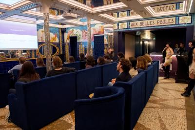 Miniature Location salle Paris 2 (Paris) - Aux Belles Poules #9 Miroirs ronds dorés reflétant des carreaux colorés ornés de motifs et illustrations dans un décor vibrant.