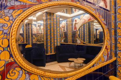 Miniature Location salle Paris 2 (Paris) - Aux Belles Poules #7 Miroirs ronds dorés reflétant des carreaux colorés ornés de motifs et illustrations dans un décor vibrant.