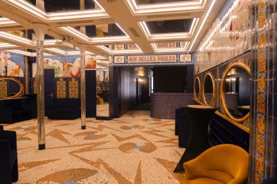 Miniature Location salle Paris 2 (Paris) - Aux Belles Poules #2 Miroirs ronds dorés reflétant des carreaux colorés ornés de motifs et illustrations dans un décor vibrant.