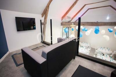 Miniature Location salle Plélan-le-Grand (Ille-et-Vilaine) - Domaine Le 5b #12 Table ronde décorée pour un repas, avec nappes blanches, couverts disposés, fleurs et éléments naturels en centre de table.