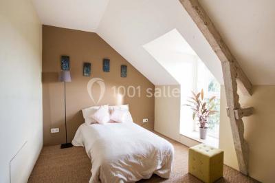 Miniature Location salle Plélan-le-Grand (Ille-et-Vilaine) - Domaine Le 5b #25 Table ronde décorée pour un repas, avec nappes blanches, couverts disposés, fleurs et éléments naturels en centre de table.