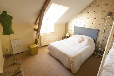 Miniature Location salle Plélan-le-Grand (Ille-et-Vilaine) - Domaine Le 5b #27 Table ronde décorée pour un repas, avec nappes blanches, couverts disposés, fleurs et éléments naturels en centre de table.