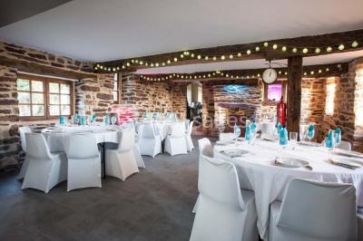 Miniature Location salle Plélan-le-Grand (Ille-et-Vilaine) - Domaine Le 5b #9 Table ronde décorée pour un repas, avec nappes blanches, couverts disposés, fleurs et éléments naturels en centre de table.