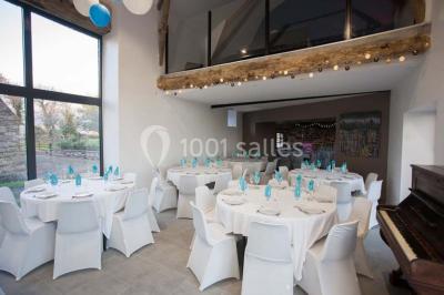 Miniature Location salle Plélan-le-Grand (Ille-et-Vilaine) - Domaine Le 5b #11 Table ronde décorée pour un repas, avec nappes blanches, couverts disposés, fleurs et éléments naturels en centre de table.