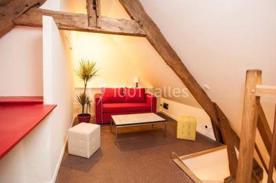 Miniature Location salle Plélan-le-Grand (Ille-et-Vilaine) - Domaine Le 5b #28 Table ronde décorée pour un repas, avec nappes blanches, couverts disposés, fleurs et éléments naturels en centre de table.