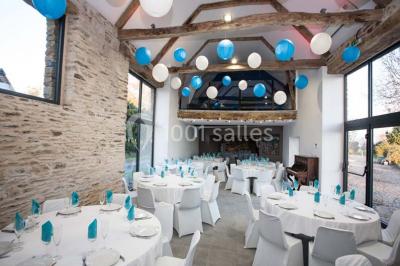 Miniature Location salle Plélan-le-Grand (Ille-et-Vilaine) - Domaine Le 5b #10 Table ronde décorée pour un repas, avec nappes blanches, couverts disposés, fleurs et éléments naturels en centre de table.