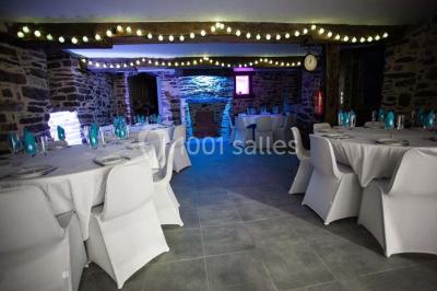 Miniature Location salle Plélan-le-Grand (Ille-et-Vilaine) - Domaine Le 5b #16 Table ronde décorée pour un repas, avec nappes blanches, couverts disposés, fleurs et éléments naturels en centre de table.
