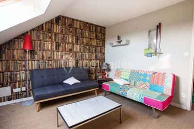 Miniature Location salle Plélan-le-Grand (Ille-et-Vilaine) - Domaine Le 5b #26 Table ronde décorée pour un repas, avec nappes blanches, couverts disposés, fleurs et éléments naturels en centre de table.