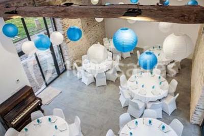 Miniature Location salle Plélan-le-Grand (Ille-et-Vilaine) - Domaine Le 5b #13 Table ronde décorée pour un repas, avec nappes blanches, couverts disposés, fleurs et éléments naturels en centre de table.