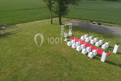 Miniature Location salle Plélan-le-Grand (Ille-et-Vilaine) - Domaine Le 5b #18 Table ronde décorée pour un repas, avec nappes blanches, couverts disposés, fleurs et éléments naturels en centre de table.