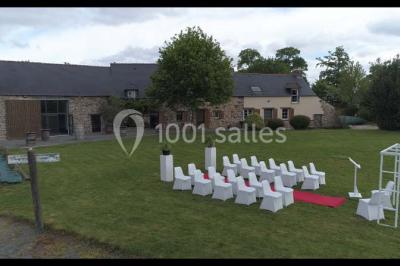 Miniature Location salle Plélan-le-Grand (Ille-et-Vilaine) - Domaine Le 5b #6 Table ronde décorée pour un repas, avec nappes blanches, couverts disposés, fleurs et éléments naturels en centre de table.