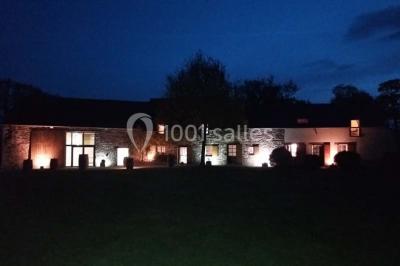 Miniature Location salle Plélan-le-Grand (Ille-et-Vilaine) - Domaine Le 5b #22 Table ronde décorée pour un repas, avec nappes blanches, couverts disposés, fleurs et éléments naturels en centre de table.