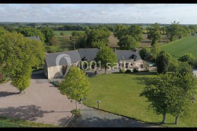 Miniature Location salle Plélan-le-Grand (Ille-et-Vilaine) - Domaine Le 5b #5 Table ronde décorée pour un repas, avec nappes blanches, couverts disposés, fleurs et éléments naturels en centre de table.