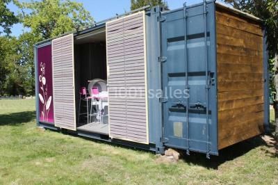 Miniature Location salle Plélan-le-Grand (Ille-et-Vilaine) - Domaine Le 5b #20 Table ronde décorée pour un repas, avec nappes blanches, couverts disposés, fleurs et éléments naturels en centre de table.