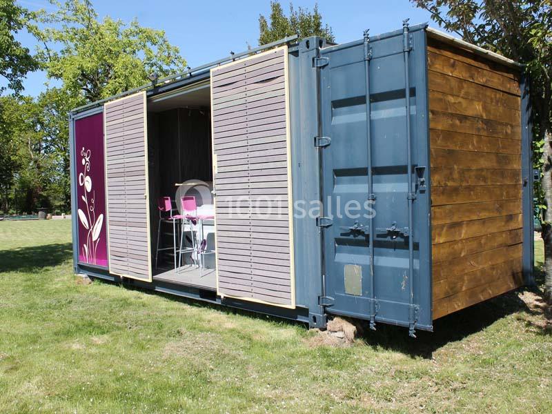 Location salle Plélan-le-Grand (Ille-et-Vilaine) - Domaine Le 5b #20 Un conteneur aménagé en espace habitable avec des volets coulissants, installé sur une pelouse.