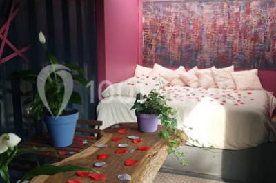 Miniature Location salle Plélan-le-Grand (Ille-et-Vilaine) - Domaine Le 5b #23 Table ronde décorée pour un repas, avec nappes blanches, couverts disposés, fleurs et éléments naturels en centre de table.