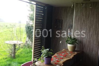 Miniature Location salle Plélan-le-Grand (Ille-et-Vilaine) - Domaine Le 5b #24 Table ronde décorée pour un repas, avec nappes blanches, couverts disposés, fleurs et éléments naturels en centre de table.