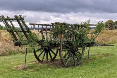 Miniature Location salle Plélan-le-Grand (Ille-et-Vilaine) - Domaine Le 5b #31 Table ronde décorée pour un repas, avec nappes blanches, couverts disposés, fleurs et éléments naturels en centre de table.