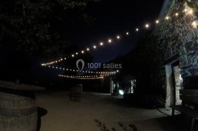 Miniature Location salle Plélan-le-Grand (Ille-et-Vilaine) - Domaine Le 5b #33 Table ronde décorée pour un repas, avec nappes blanches, couverts disposés, fleurs et éléments naturels en centre de table.