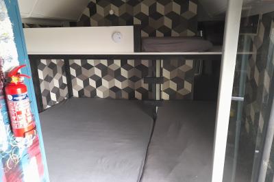 Miniature Location salle Plélan-le-Grand (Ille-et-Vilaine) - Domaine Le 5b #39 Table ronde décorée pour un repas, avec nappes blanches, couverts disposés, fleurs et éléments naturels en centre de table.