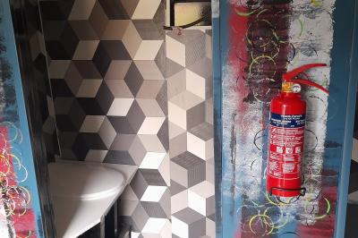 Miniature Location salle Plélan-le-Grand (Ille-et-Vilaine) - Domaine Le 5b #40 Table ronde décorée pour un repas, avec nappes blanches, couverts disposés, fleurs et éléments naturels en centre de table.