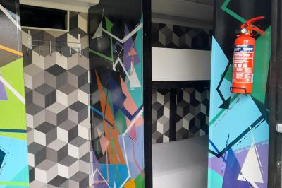 Miniature Location salle Plélan-le-Grand (Ille-et-Vilaine) - Domaine Le 5b #42 Table ronde décorée pour un repas, avec nappes blanches, couverts disposés, fleurs et éléments naturels en centre de table.