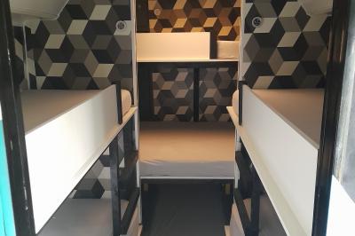 Miniature Location salle Plélan-le-Grand (Ille-et-Vilaine) - Domaine Le 5b #43 Table ronde décorée pour un repas, avec nappes blanches, couverts disposés, fleurs et éléments naturels en centre de table.