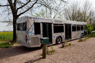 Miniature Location salle Plélan-le-Grand (Ille-et-Vilaine) - Domaine Le 5b #37 Table ronde décorée pour un repas, avec nappes blanches, couverts disposés, fleurs et éléments naturels en centre de table.