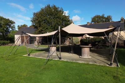 Miniature Location salle Plélan-le-Grand (Ille-et-Vilaine) - Domaine Le 5b #3 Table ronde décorée pour un repas, avec nappes blanches, couverts disposés, fleurs et éléments naturels en centre de table.