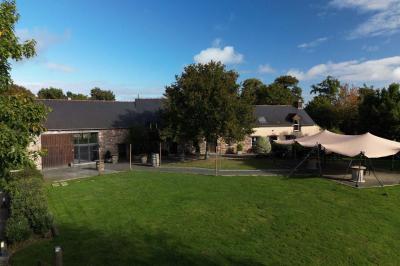 Miniature Location salle Plélan-le-Grand (Ille-et-Vilaine) - Domaine Le 5b #2 Table ronde décorée pour un repas, avec nappes blanches, couverts disposés, fleurs et éléments naturels en centre de table.