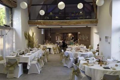 Miniature Location salle Plélan-le-Grand (Ille-et-Vilaine) - Domaine Le 5b #44 Table ronde décorée pour un repas, avec nappes blanches, couverts disposés, fleurs et éléments naturels en centre de table.