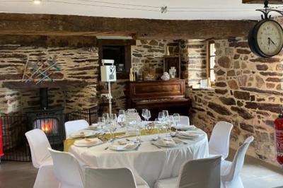 Miniature Location salle Plélan-le-Grand (Ille-et-Vilaine) - Domaine Le 5b #50 Table ronde décorée pour un repas, avec nappes blanches, couverts disposés, fleurs et éléments naturels en centre de table.