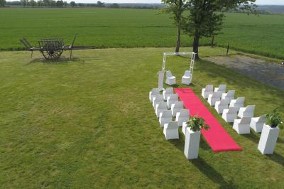 Miniature Location salle Plélan-le-Grand (Ille-et-Vilaine) - Domaine Le 5b #54 Table ronde décorée pour un repas, avec nappes blanches, couverts disposés, fleurs et éléments naturels en centre de table.