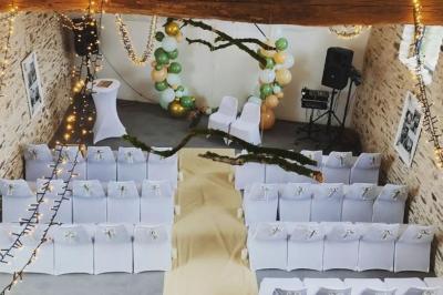 Miniature Location salle Plélan-le-Grand (Ille-et-Vilaine) - Domaine Le 5b #8 Table ronde décorée pour un repas, avec nappes blanches, couverts disposés, fleurs et éléments naturels en centre de table.