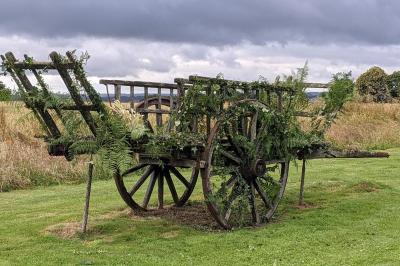 Miniature Location salle Plélan-le-Grand (Ille-et-Vilaine) - Domaine Le 5b #57 Table ronde décorée pour un repas, avec nappes blanches, couverts disposés, fleurs et éléments naturels en centre de table.