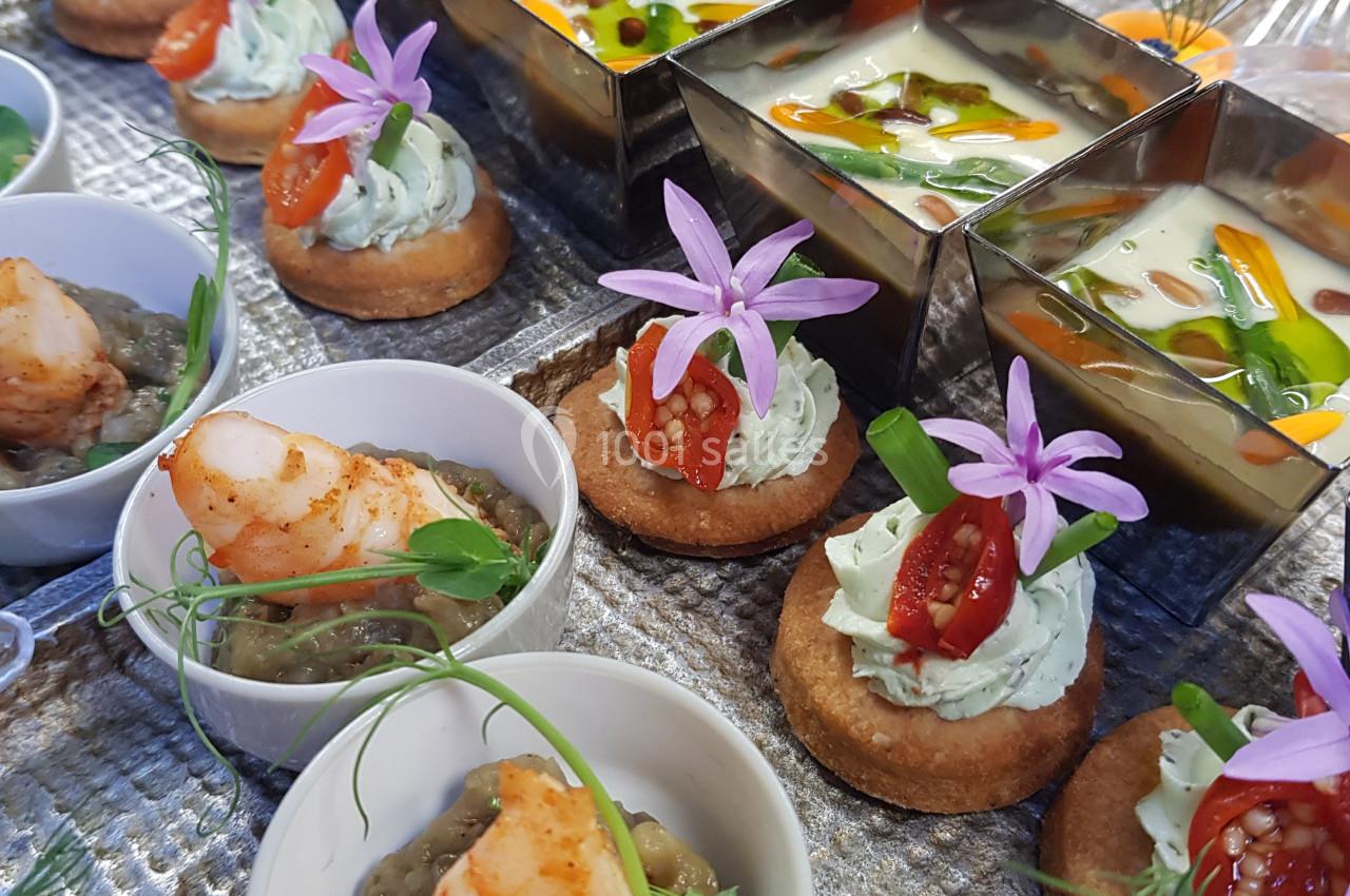 Assortiment de bouchées apéritives colorées comprenant verrines, toasts garnis et petites portions de crevettes.