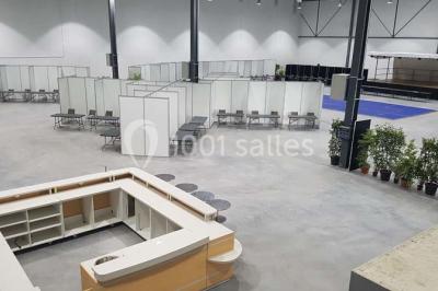 Miniature Location salle Dammarie-les-Lys (Seine-et-Marne) - Espace Pierre Bachelet #16 Entrée vitrée illuminée avec des plantes en pot disposées en rangées et éclairage coloré.