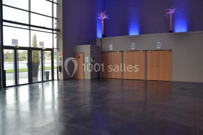 Miniature Location salle Dammarie-les-Lys (Seine-et-Marne) - Espace Pierre Bachelet #22 Entrée vitrée illuminée avec des plantes en pot disposées en rangées et éclairage coloré.