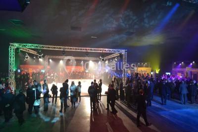 Miniature Location salle Dammarie-les-Lys (Seine-et-Marne) - Espace Pierre Bachelet #14 Entrée vitrée illuminée avec des plantes en pot disposées en rangées et éclairage coloré.