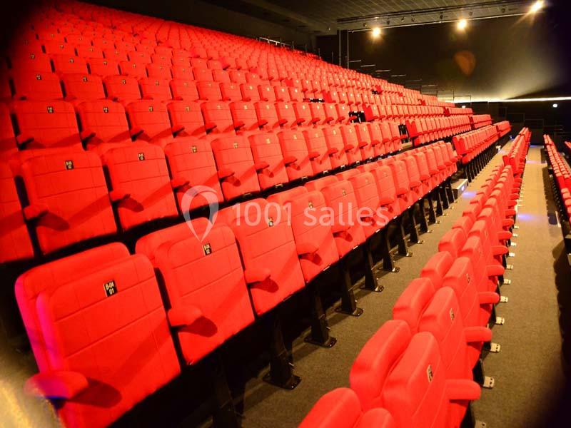 Location salle Dammarie-les-Lys (Seine-et-Marne) - Espace Pierre Bachelet #11 Rangées de sièges rouges vides dans une salle de spectacle ou de cinéma éclairée.