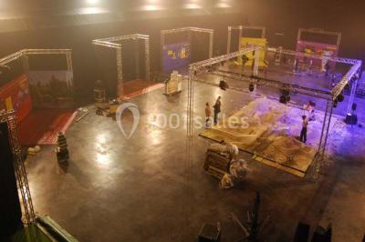 Miniature Location salle Dammarie-les-Lys (Seine-et-Marne) - Espace Pierre Bachelet #17 Entrée vitrée illuminée avec des plantes en pot disposées en rangées et éclairage coloré.