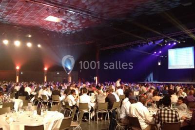 Miniature Location salle Dammarie-les-Lys (Seine-et-Marne) - Espace Pierre Bachelet #12 Entrée vitrée illuminée avec des plantes en pot disposées en rangées et éclairage coloré.