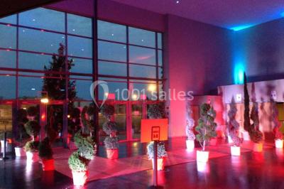 Miniature Location salle Dammarie-les-Lys (Seine-et-Marne) - Espace Pierre Bachelet #24 Entrée vitrée illuminée avec des plantes en pot disposées en rangées et éclairage coloré.