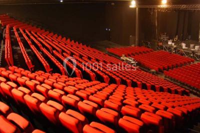 Miniature Location salle Dammarie-les-Lys (Seine-et-Marne) - Espace Pierre Bachelet #8 Entrée vitrée illuminée avec des plantes en pot disposées en rangées et éclairage coloré.