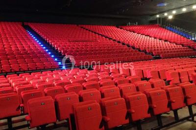 Miniature Location salle Dammarie-les-Lys (Seine-et-Marne) - Espace Pierre Bachelet #10 Entrée vitrée illuminée avec des plantes en pot disposées en rangées et éclairage coloré.