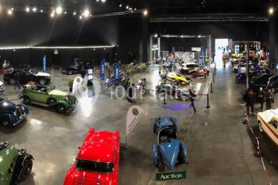 Miniature Location salle Dammarie-les-Lys (Seine-et-Marne) - Espace Pierre Bachelet #21 Entrée vitrée illuminée avec des plantes en pot disposées en rangées et éclairage coloré.